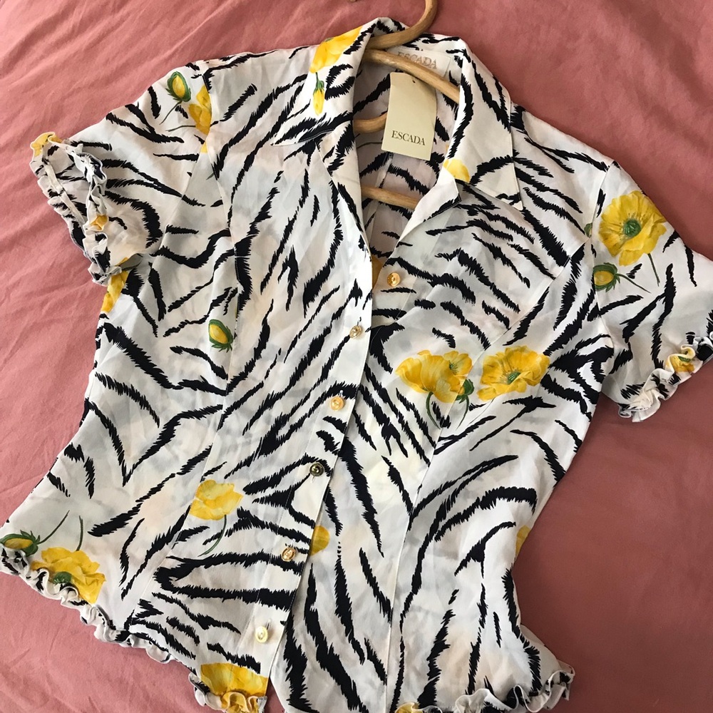 NWT ESCADA Silk Floral Button Down Gold Button Ruffle Short Sleeve Blouse Top